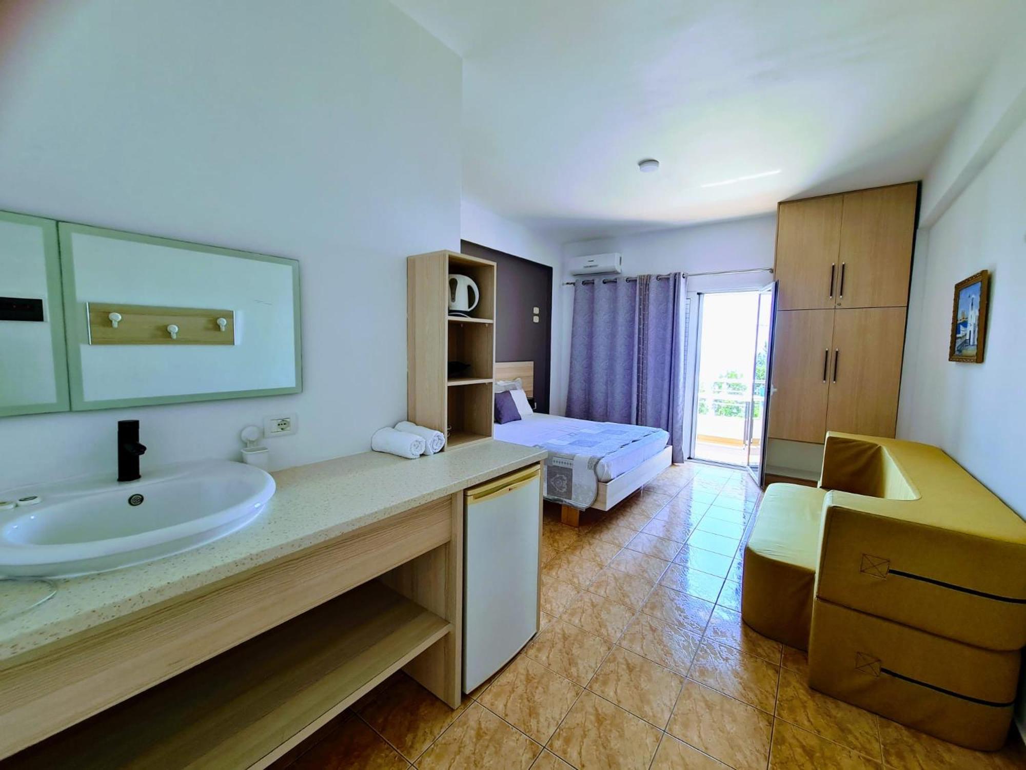 Salt Life Hotel Dhermi Bagian luar foto