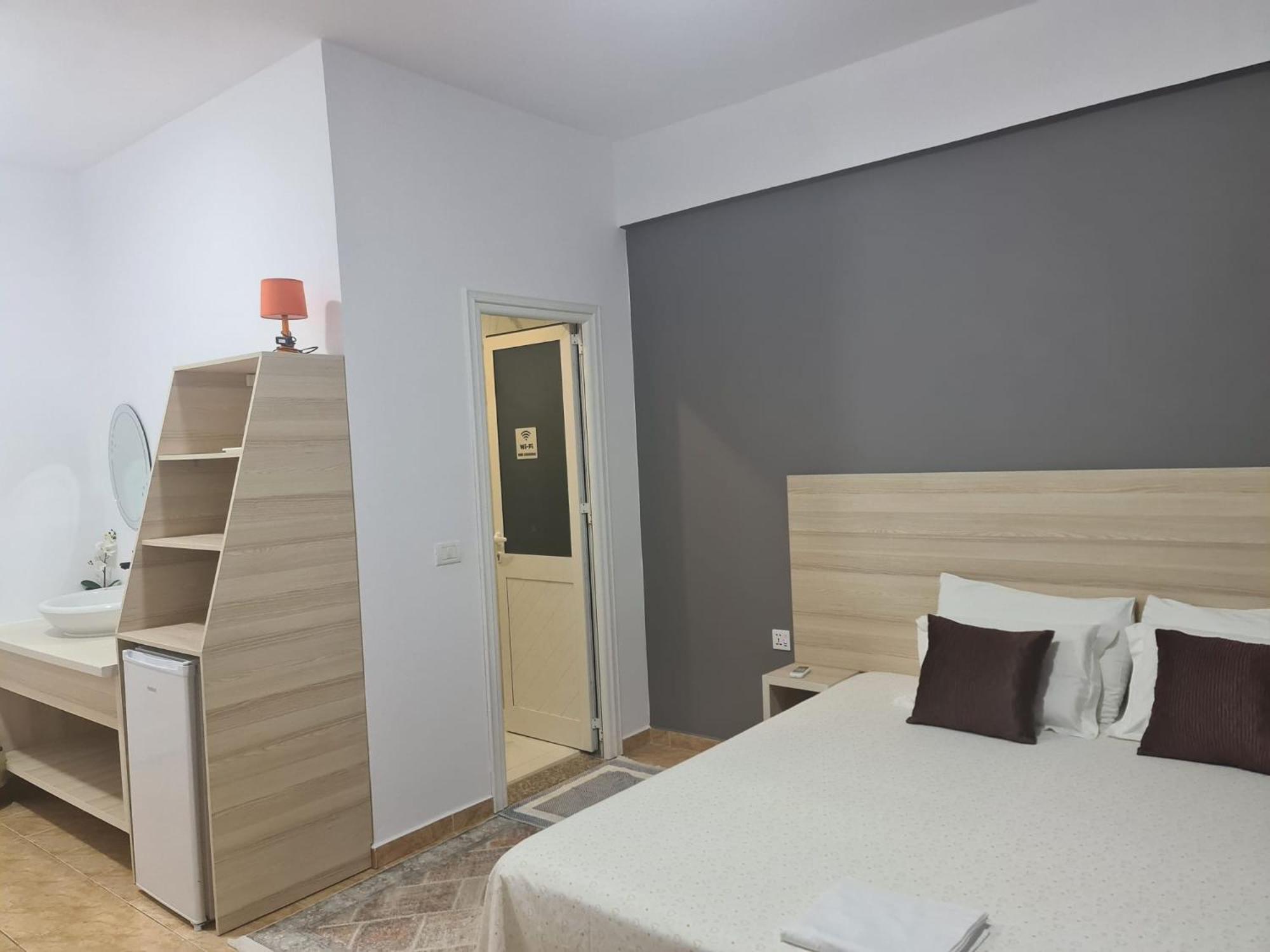 Salt Life Hotel Dhermi Bagian luar foto